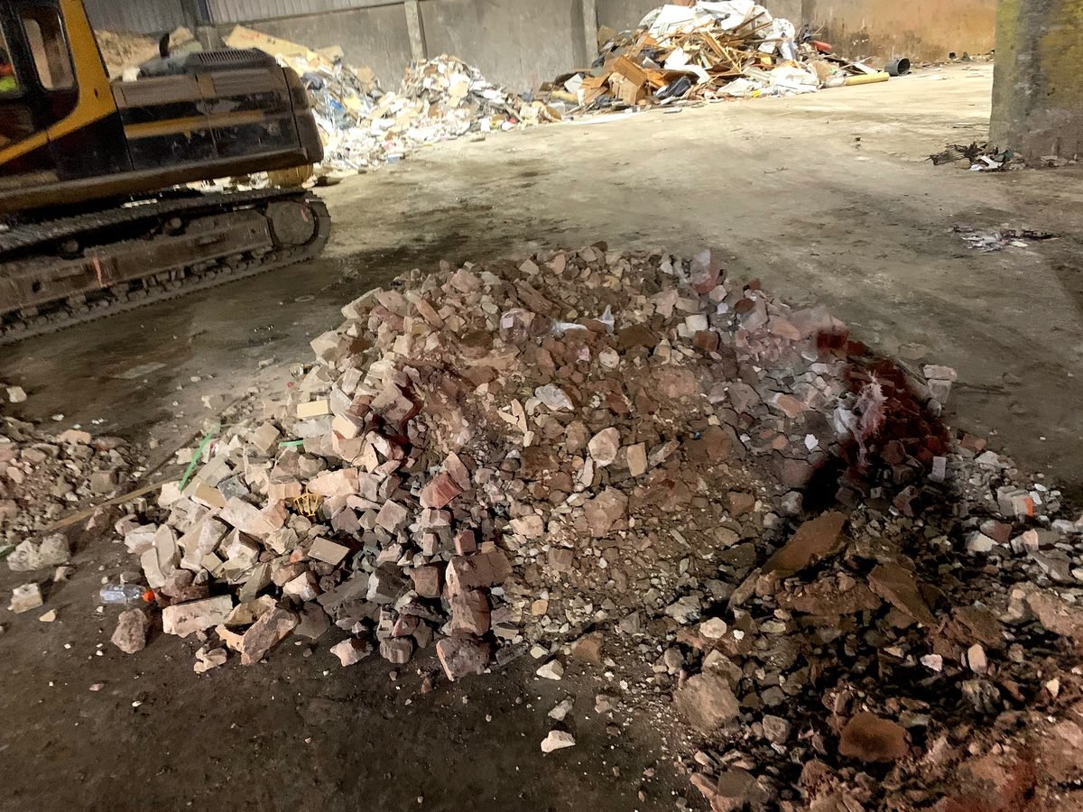 Smoky Mountain Waste & Roll-Off Services roll-off delivery truck and driver operating in Knoxville
