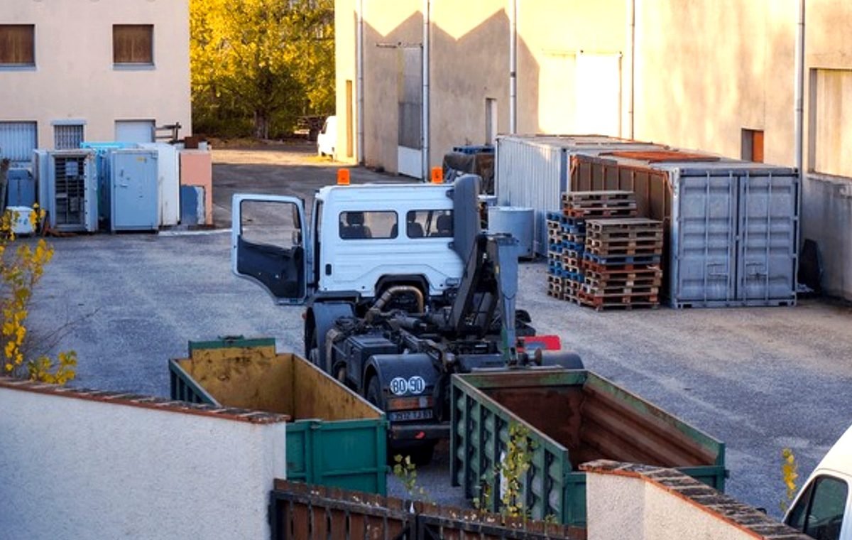 Desert Valley Waste & Roll-Off Services roll-off container delivery on residential driveway in Las Vegas